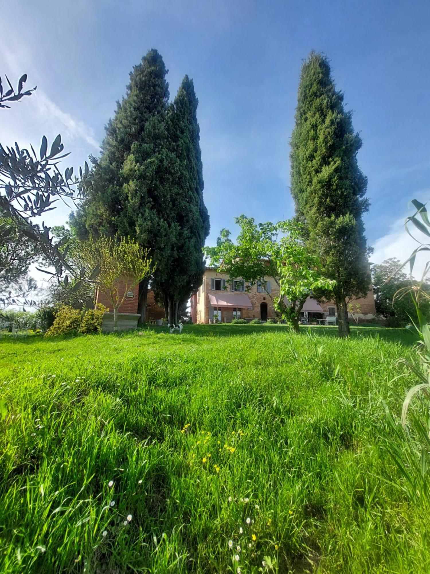Casa Ezio Marchi - Due Appartamenti E Una Family Suite Bettolle Exterior photo