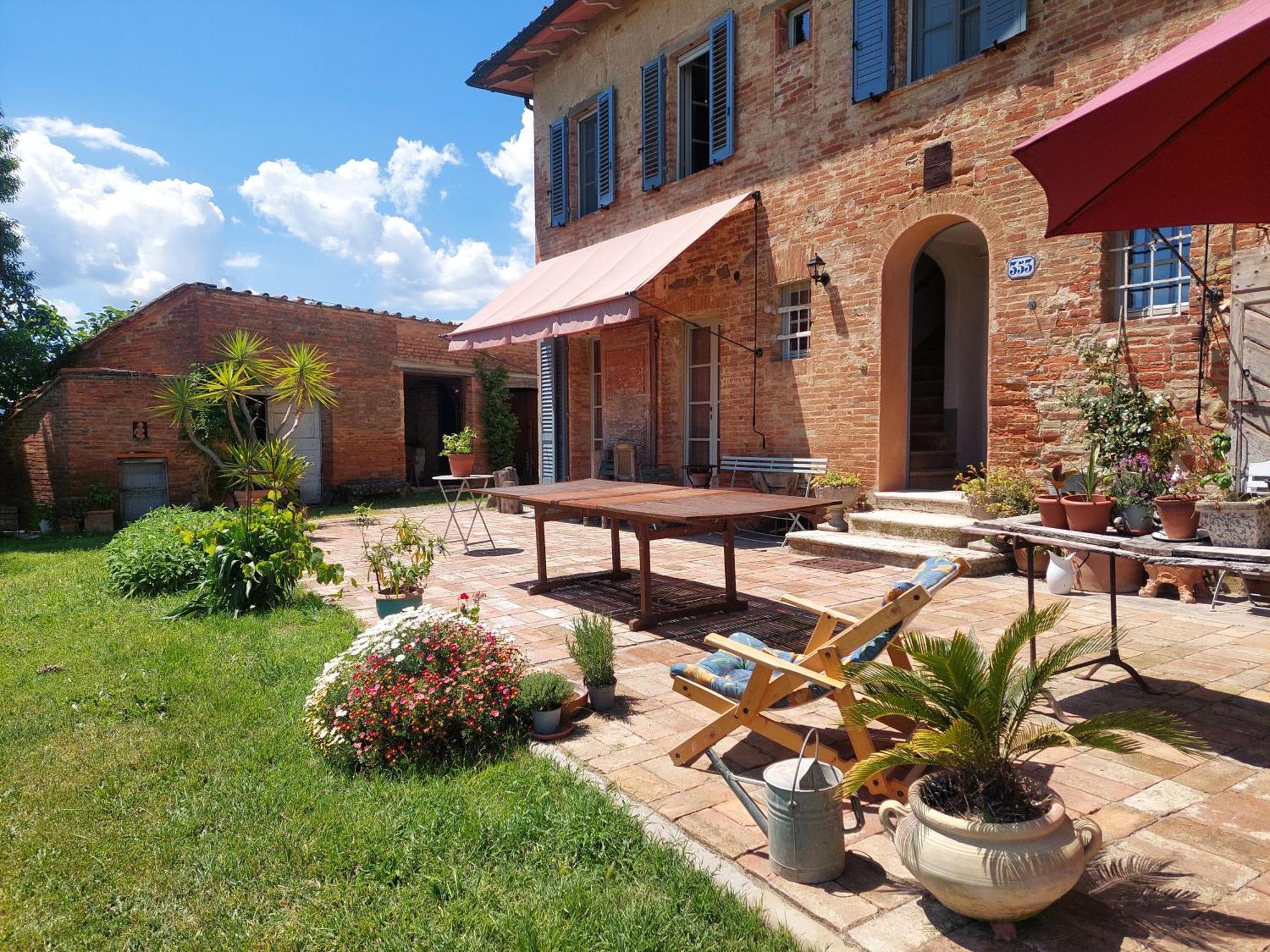Casa Ezio Marchi - Due Appartamenti E Una Family Suite Bettolle Exterior photo